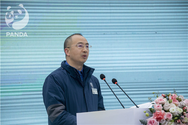 成都熊猫基地野放中心副主任李明喜宣读第二届高山杜鹃花会内容.JPG